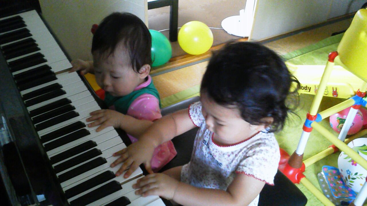 6年経った今日も子どもたちはピアノを戯れてました。｜2012年9月4日