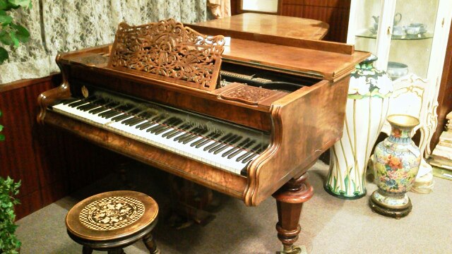 1873年製造のピアノ。