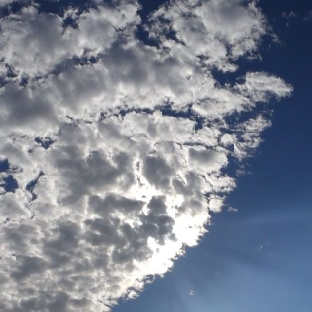 空！　岡崎市下和田　雲間から発光体出現！という動画。