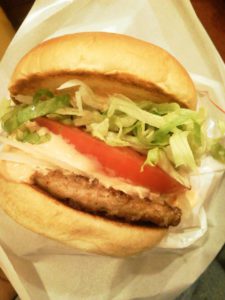 モス野菜バーガーオーロラソース仕立て、6月19日から発売！　食べたいわけです。これを。｜2012-06-20