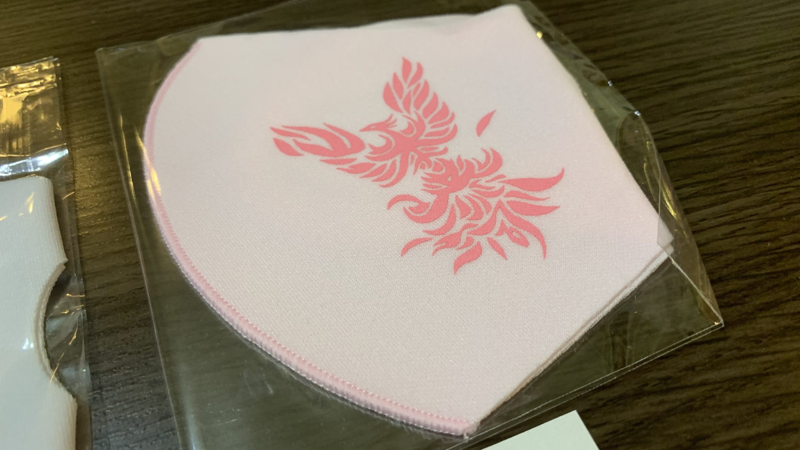 今日のマスク♬ 山本 恭司さんモデル。 届いてた♬ ムスメちゃんが見た途端に「あー！キーホルダーと同じデザインだ！」と盛り上がってました。残念ながら大人サイズ…