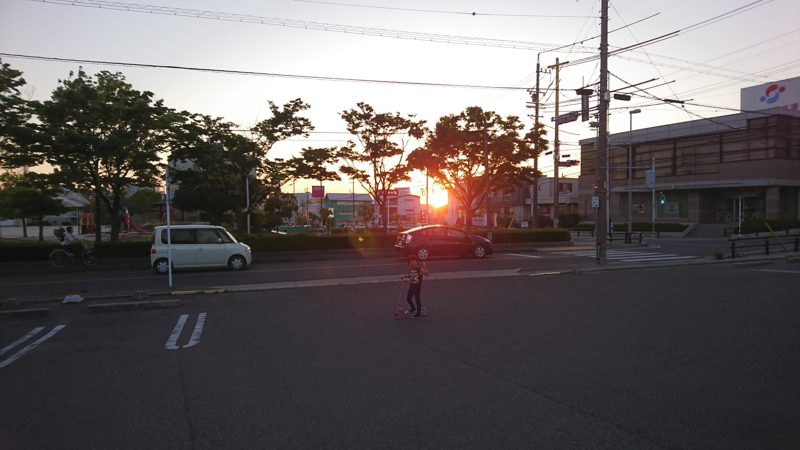 息子リクエスト。 「夕陽と一緒に写真を撮ってくれ！！！！」