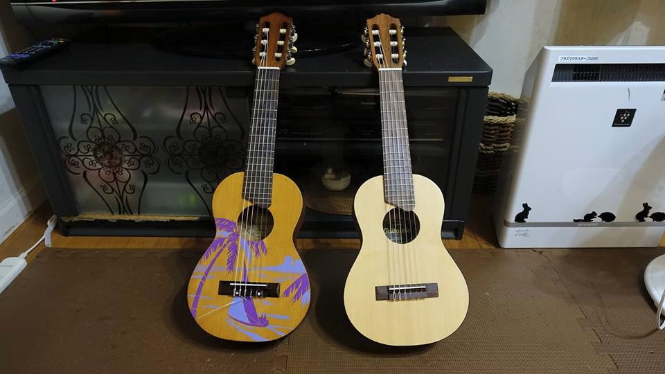 右はGL1GN/YAMAHA 1998 ハワイアンヴィテージ。ナットは割れてサヨナラ、ブリッジは行方不明。ということで自作して治しました！ 結構苦楽を共にしたヤツです。 左はGL1/YAMAHA 2015今日買ってきました！ 何故2台？それはーーー 子供が二人いるからです♪二人共と約束したからです♪ さて、どちらがどちらのギタレレを選ぶのか。 楽しみです！