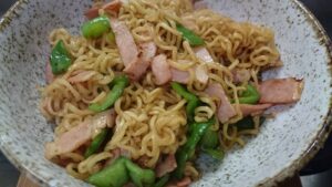 【悲報】 冷蔵庫にピーマンとベーコンしかない件… でも焼きそば食べたいのだw|2016-06-19