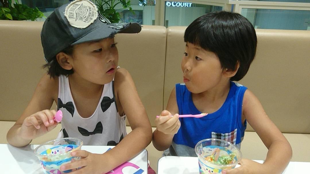 お互いのアイスがうまい比べw  帽子とられたしw